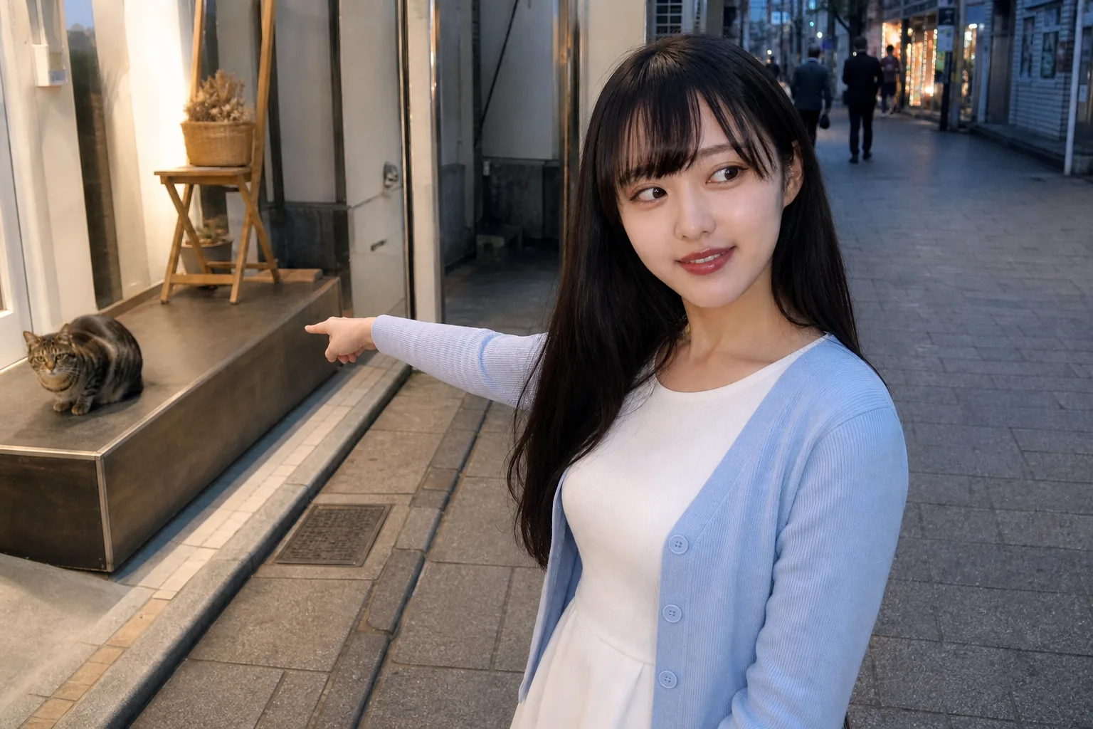 商店街の店先にいる猫を指し示し、カメラを見る人物